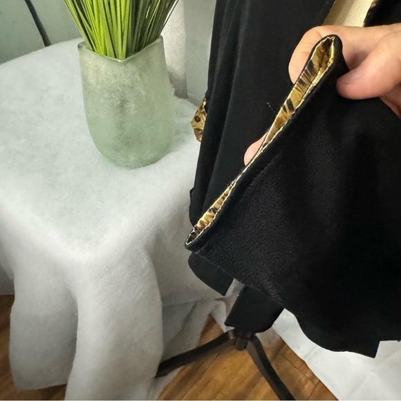 Chico’s Travelers Black Silky Cardigan W/Animal Print Lining Size 1 US S/M - Picture 5 of 10